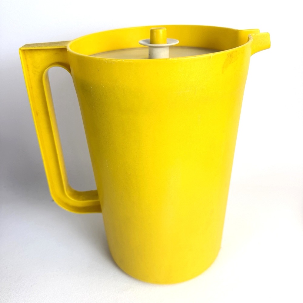 Vintage tupperware yellow 1 gallon pitcher 1416 push button lid retro usa